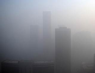 北京東三環CBD周邊的建筑籠罩在濃霧中
