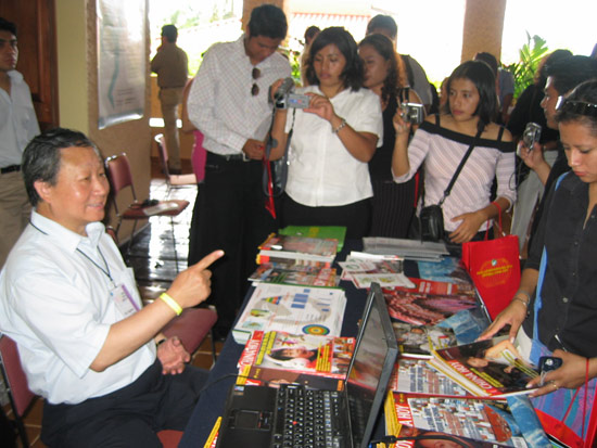 2004年10月，吴永恒在墨西哥新闻作者协会主办的年会上。
