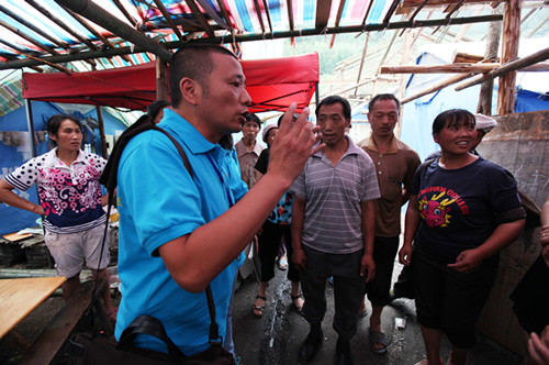 雅安地震后傅强在帐篷里与灾民对话