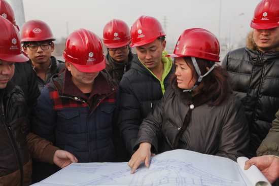 圖：梁紅彥（右二），北京住總集團市政道橋工程總承包部廣渠路6標項目經理。
