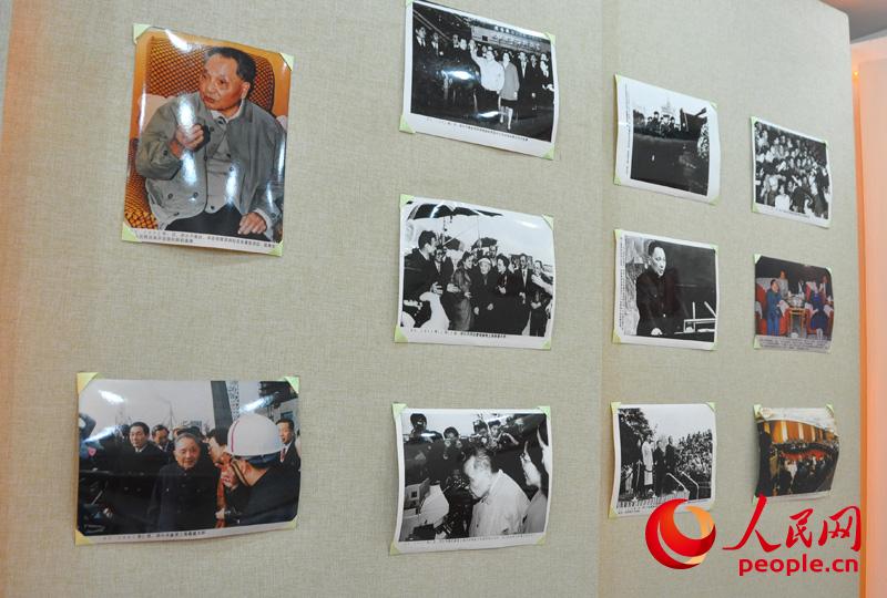 8��22�գ�����Сƽ��������ɹ�չ����Ļ��ͼΪչ���ĵ�Сƽͬ־�����ʷ��Ƭ������Ե ��