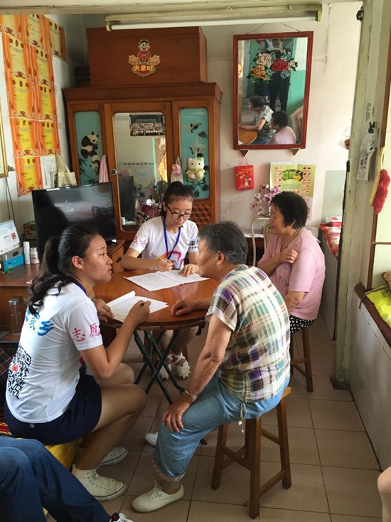 暑假期間，學生志願者來到村民家中，分別與兩位老人進行了“一對一”的調研交流